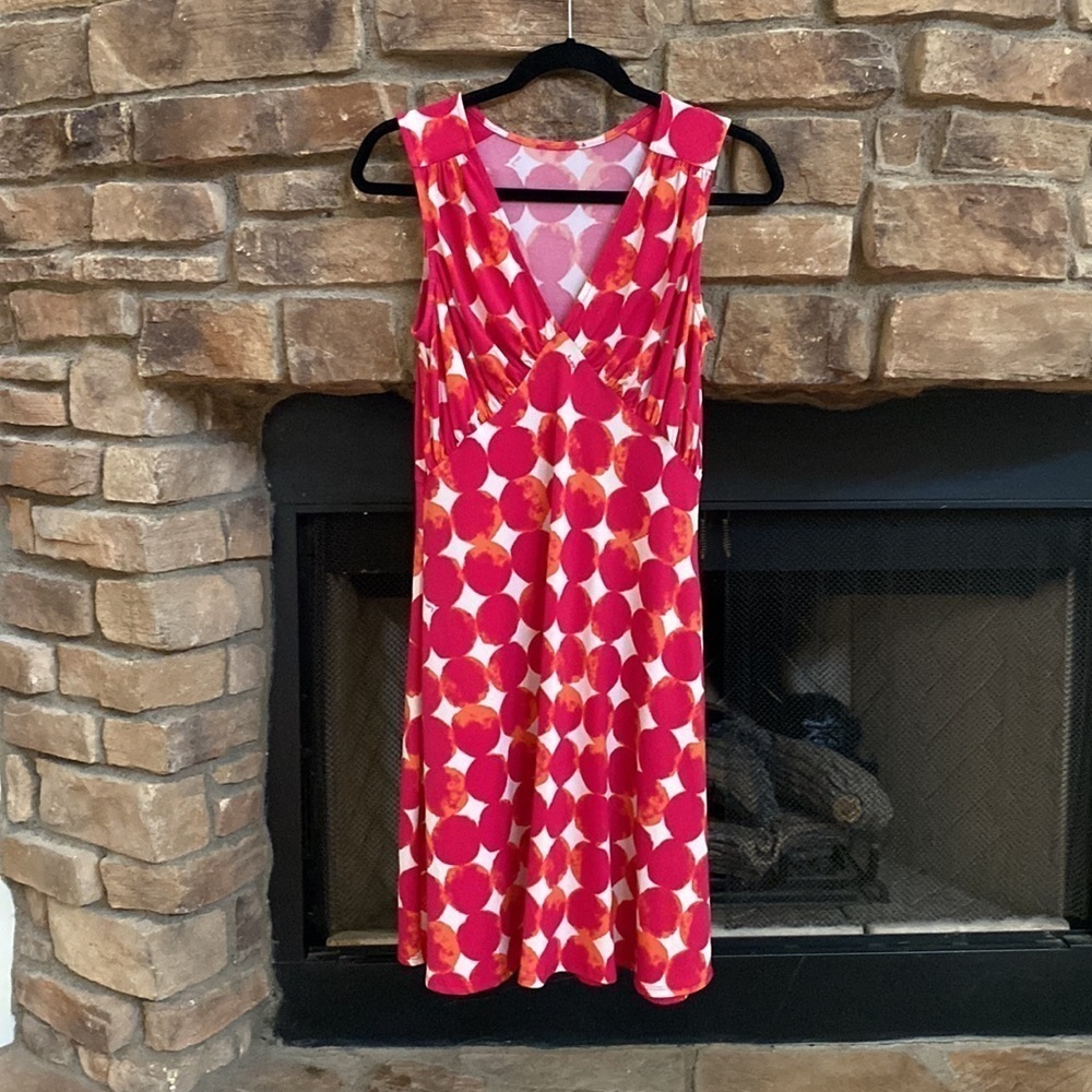 Pink and Orange V-neck sleeveless dress. Flattering upside down V stitching. M